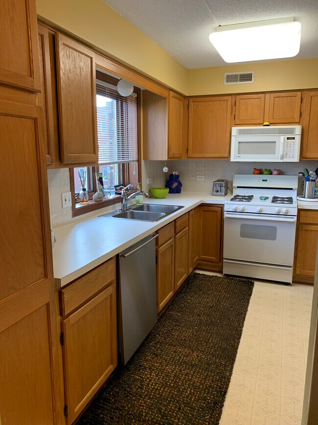 Kitchen - 5360 N Lowell Ave