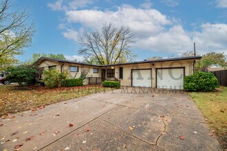 Building Photo - 627 N Maus Ln