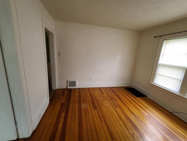 Building Photo - 609 S 34th St