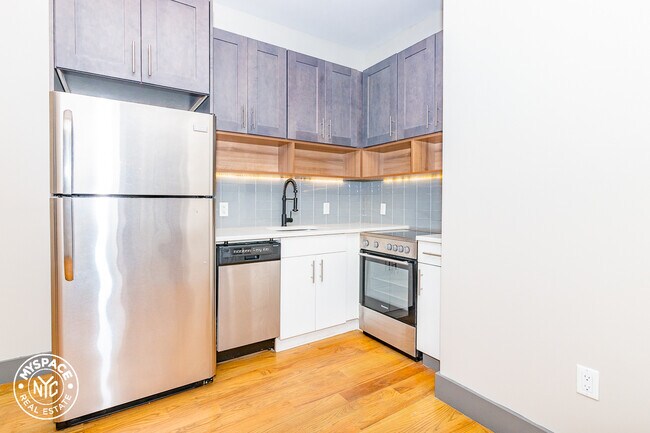 Foto del edificio - 413 Manhattan Ave