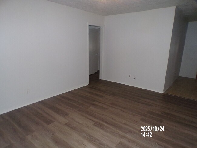 Building Photo - Very Nice home located in the Sullivan Vil...
