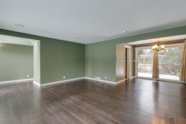 Building Photo - Seattle Home with HUGE yard in a Great Nei...