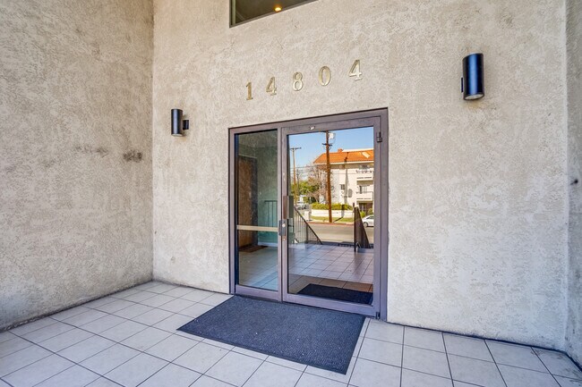 Foto del edificio - 14804 Magnolia Blvd