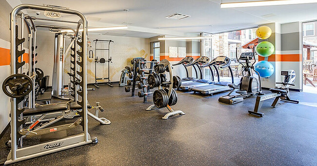 Gimnasio - Stadium Apartments:  Off-Campus Student Ho...