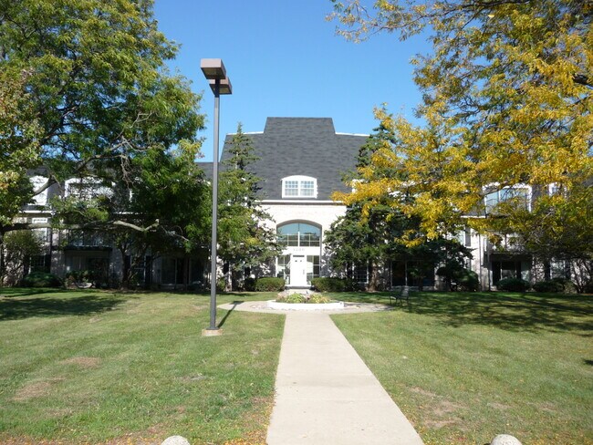 Main Entry Nearby Parking at Back Entry - 5200 Carriageway Dr