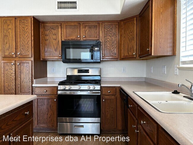 Foto del edificio - 4 br, 2.5 bath House - 12633 W SHERIDAN ST