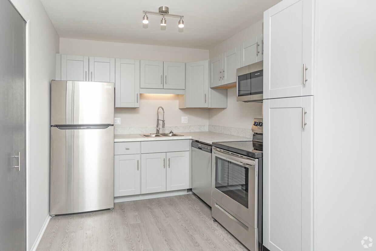 Balmoral Arms Apartments Apartments in Sterling Heights, MI