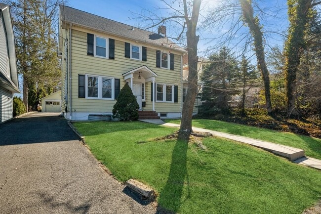 Building Photo - 130 Soundview Rd