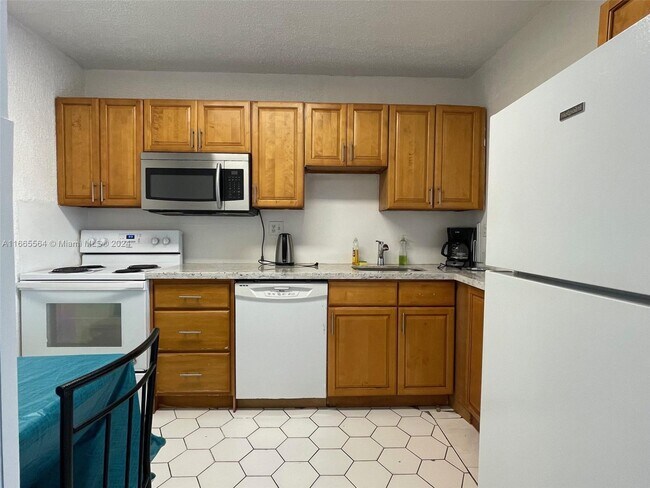 Building Photo - 2200 E Hallandale Beach Blvd