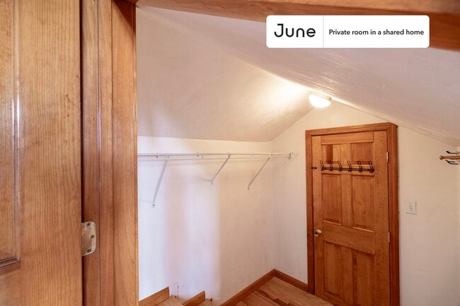 Building Photo - Private bedroom in 5 bed/2 bath Home