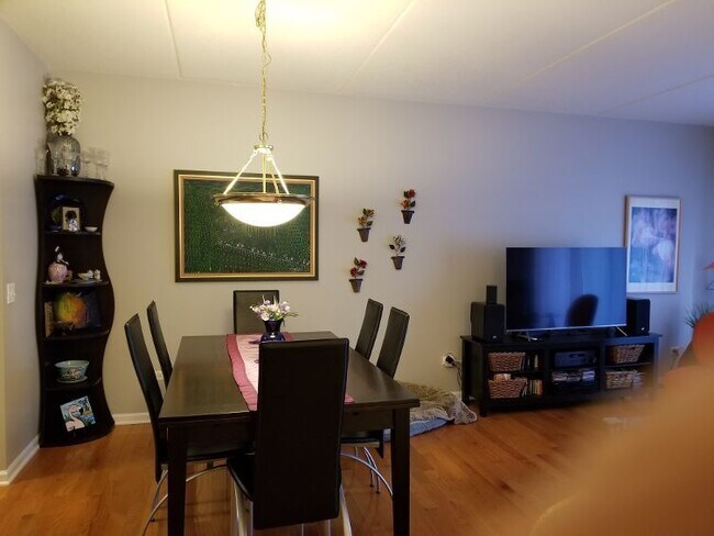 Foto del edificio - 8747 W Bryn Mawr Ave