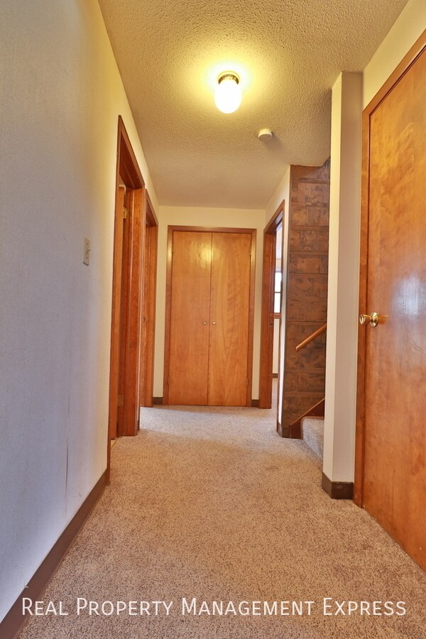 Building Photo - 4 Bedroom 2 Bathroom Single-Family Home