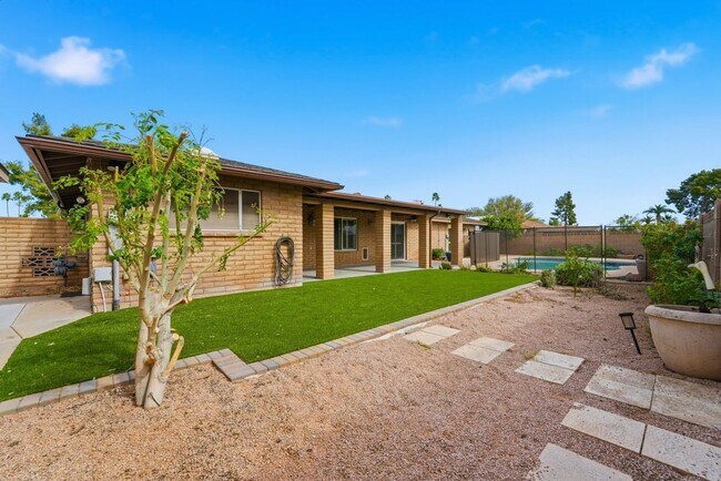 Building Photo - Welcome to this beautiful 5-bedroom, 3-bathroom home in Tempe Arizona!