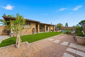 Building Photo - 2051 E Hermosa Dr