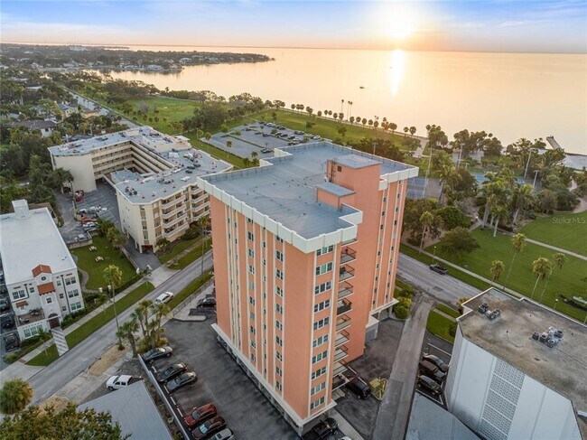 Foto del edificio - 1120 N Shore Dr NE