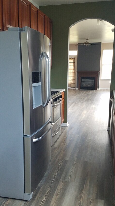 Kitchen - 907 Country Ln