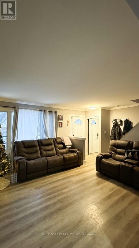 Building Photo - 114 Pauline Crescent