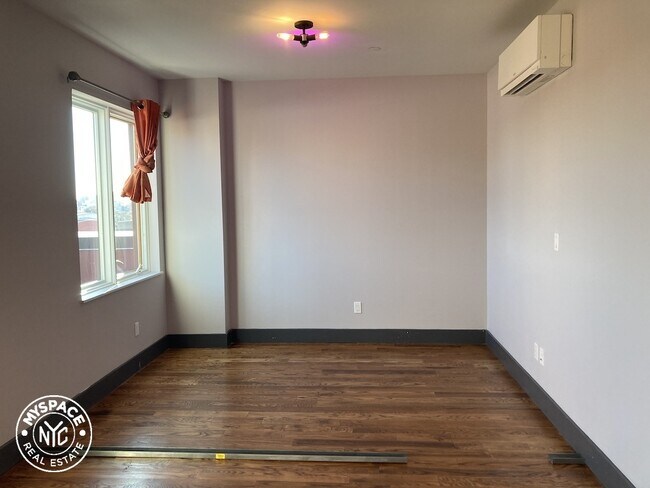 Foto del edificio - 1461 Gates Ave