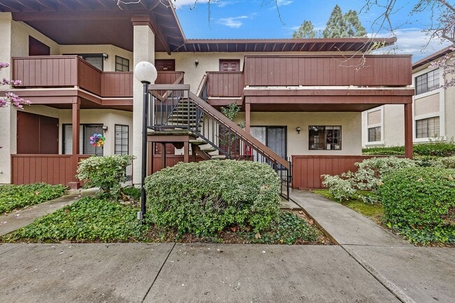 Building Photo - Spacious and fully remodeled 3 bedroom and...