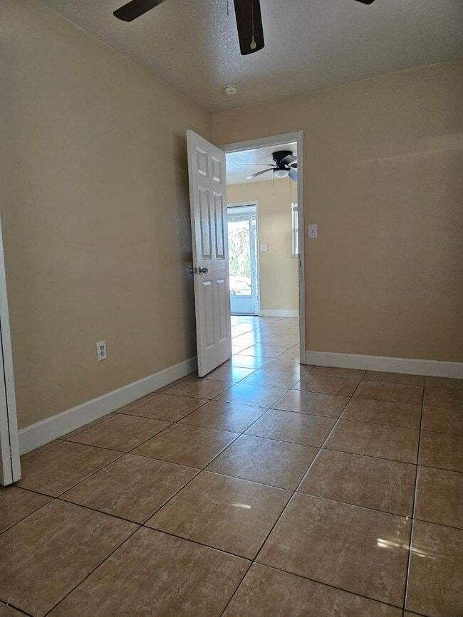 Building Photo - 1000 E Magnolia Ave