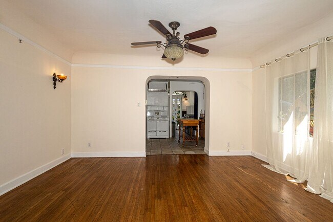 Foto del edificio - Warm & Welcoming Home Near Melrose with Room to Live, Work & Create