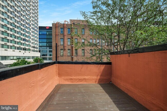 Building Photo - 2321 Sansom St