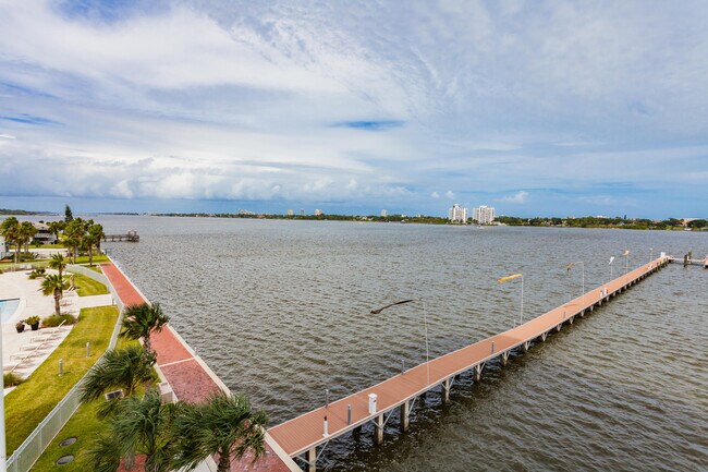 Foto del edificio - 241 Riverside Dr