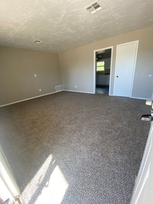 Foto del edificio - 4 Bedroom House Available now in OKC