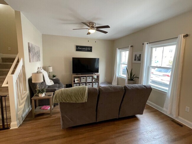 Foto del edificio - Spacious Luxury Townhome! Outstanding Location!