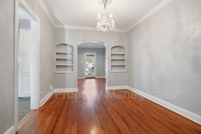 Foto del edificio - 2405 Orpine Ave