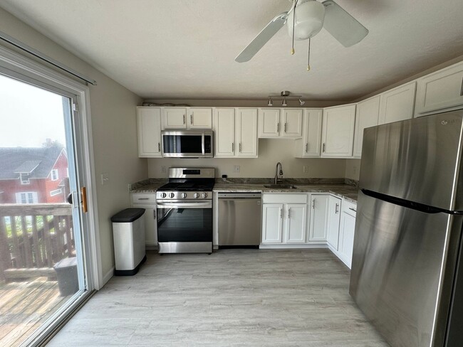Foto del edificio - Updated 2-Bed Townhouse| Lowell, MA| Pet-O...