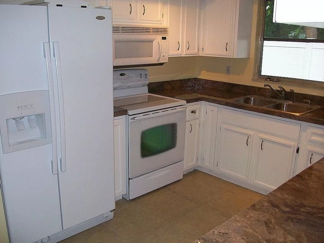 Building Photo - 4/2 Home conveniently located in Sarasota near Beaches, Jungle Gardens, Airport & Downtown!