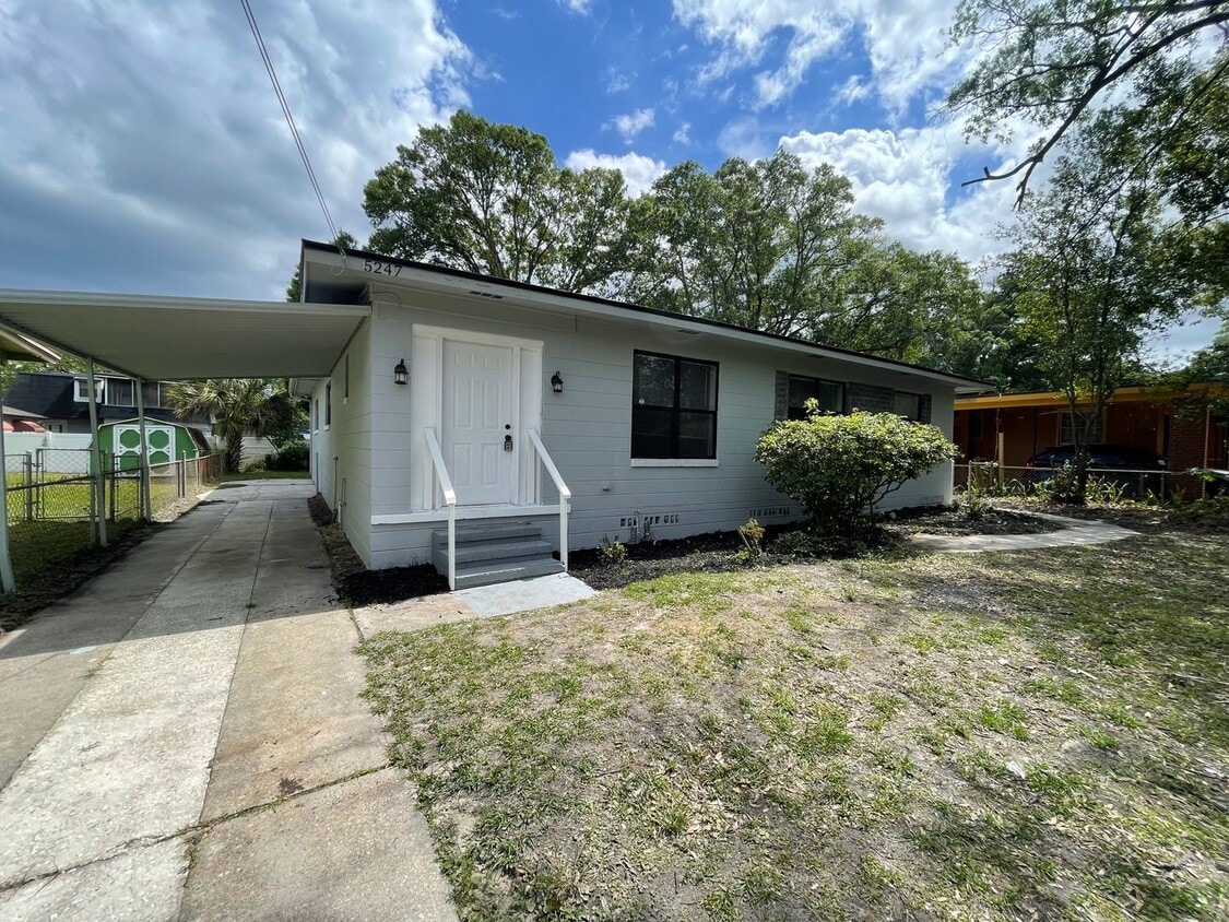 Foto principal - **4/2 Single Family home Available Now!!**