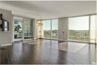 Building Photo - 425 1st