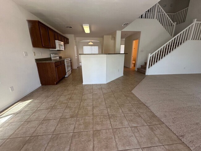 Foto del edificio - Two story 5 bedroom plus den & work statio...