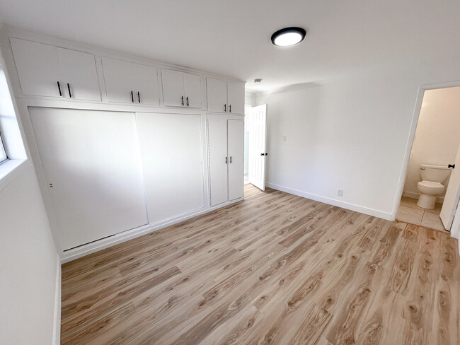 Building Photo - 2400 Vanderbilt Ln