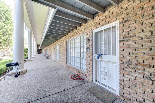 Building Photo - 2201 Fountain View Dr