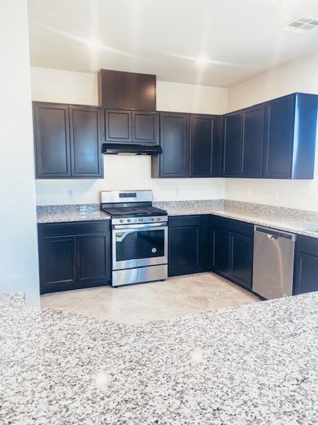 Foto del edificio - Beautiful Townhome in a Gated Community with 2-Car Garage!!