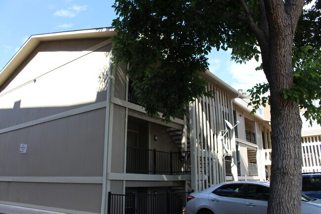 Building Photo - 1209 W Plum St