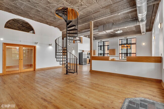 Building Photo - 2400 S Oakley Ave