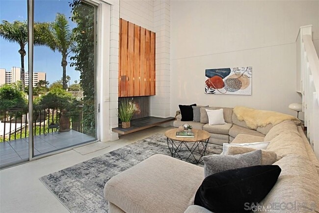 Building Photo - 2630 Torrey Pines Rd