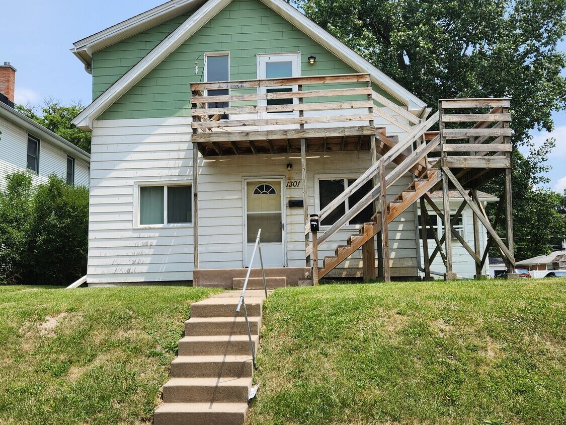 1301 44th St Unit Up, Rock Island, IL 61201 Room for Rent in Rock