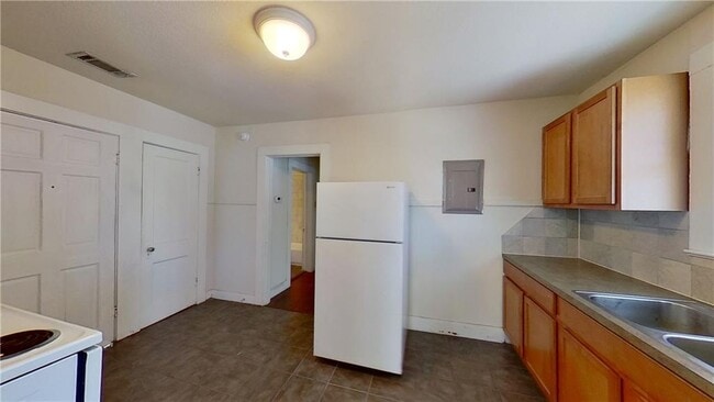 Building Photo - 1607 S Austin Ave