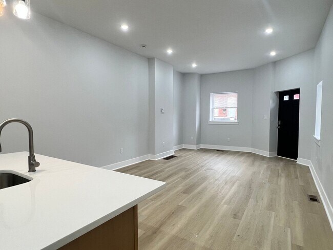 Foto del edificio - Renovated 4bd/2 bath House with Rear yard!! SECTION 8 ONLY!!