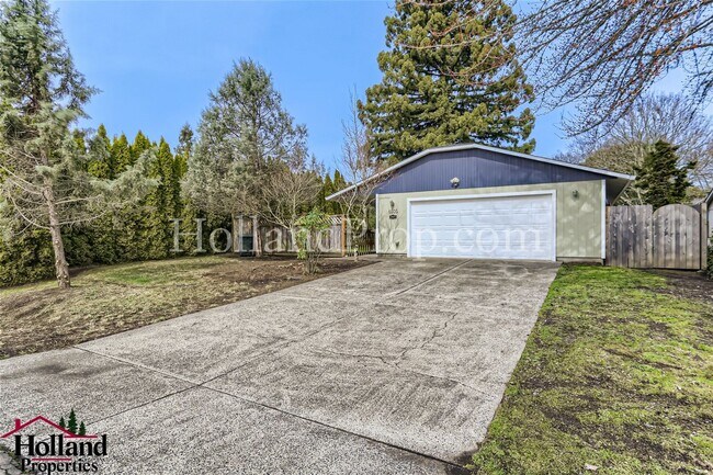 Building Photo - Gorgeous 3 Bedroom Home with SwimSpa Avail...