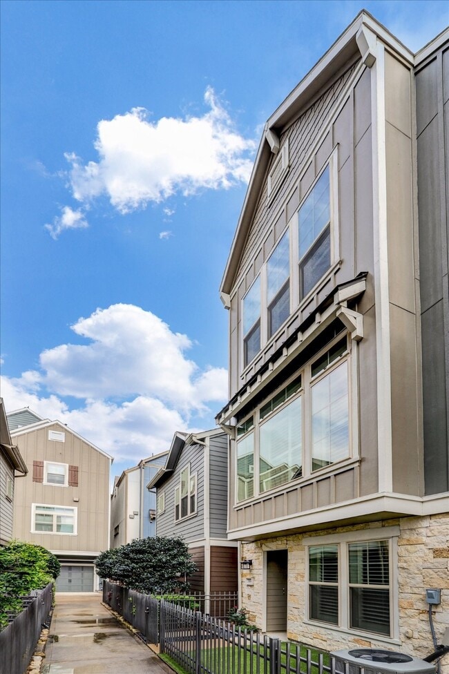 Foto del edificio - 704 N Shepherd Dr
