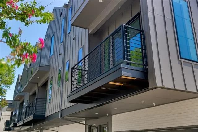 2nd floor balcony - great for enjoying a book, beverage or grilling - 5605 Bryan Pky