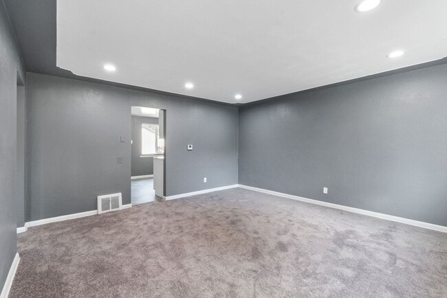 Building Photo - Charming 2-Bedroom unit with Modern Updates