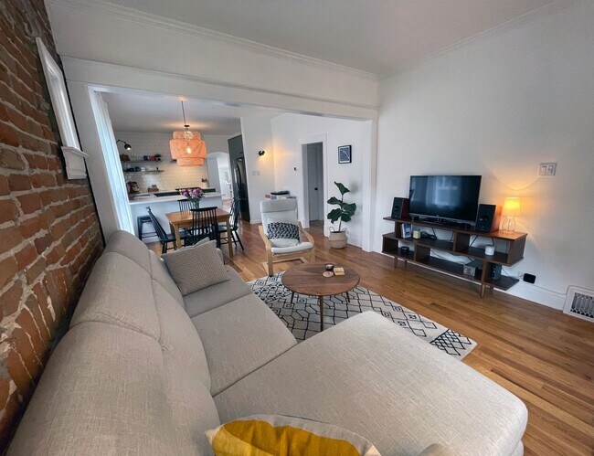 Foto del edificio - STUNNING Updated Bungalow Home in the West Highlands- Available 8/5!