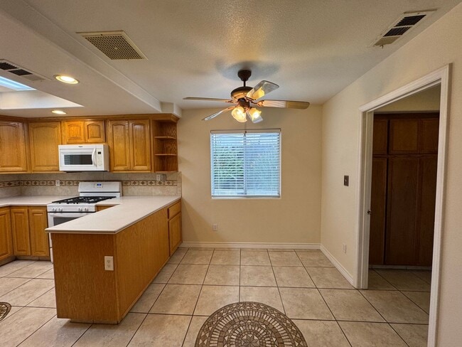 Building Photo - NE Bakersfield home with a sunroom!